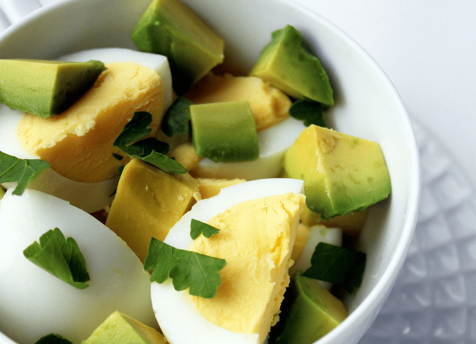 белок диетасына авокадо жана жумуртка кошулган салат